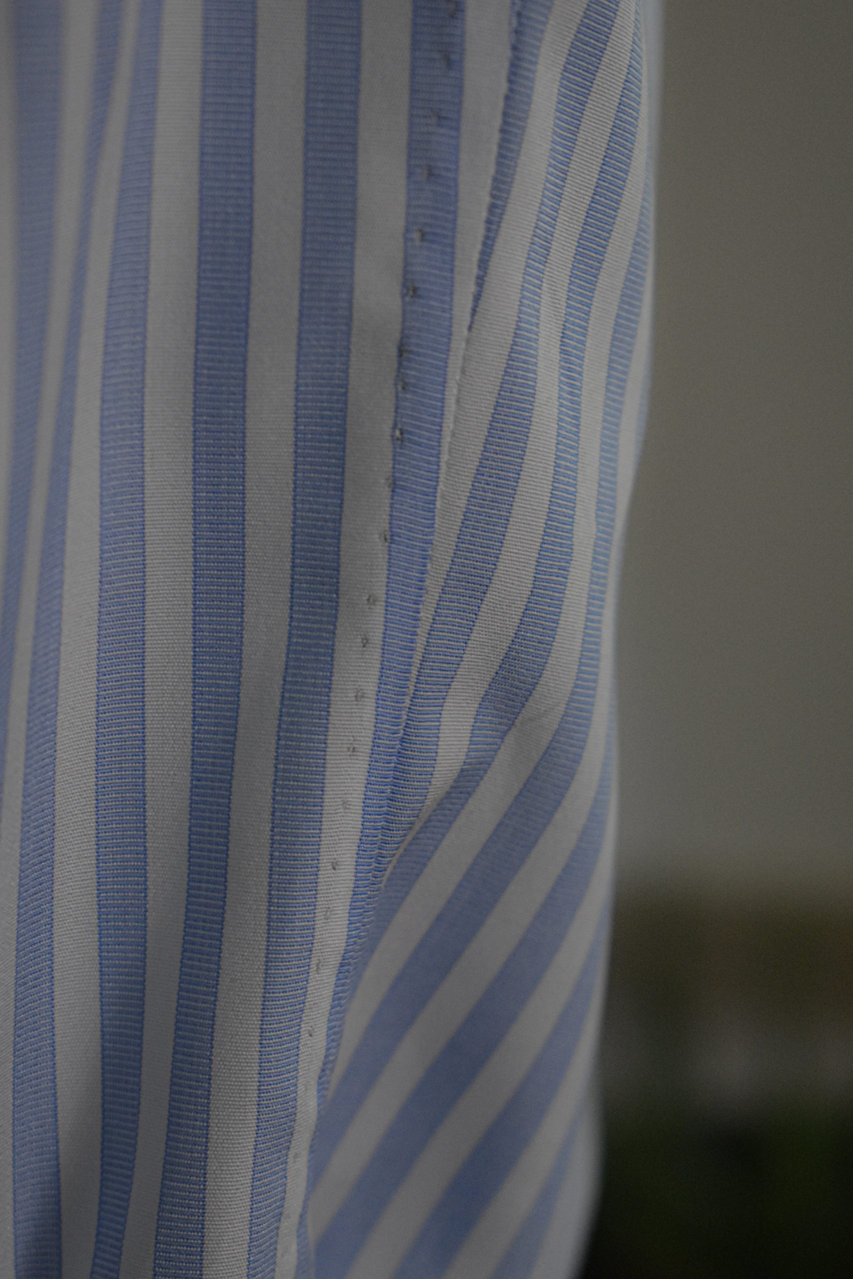 HAND-SEWN SHIRT IN BLUE & WHITE STRIPED 120s 2-PLY POPLIN 9 HAND-SEWN SHIRT IN BLUE & WHITE STRIPED 120s 2-PLY POPLIN - Image 9