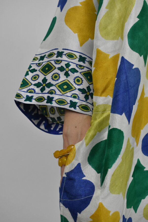 WOOD-BLOCK-PRINTED RAW SILK KAFTAN 1 5 WOOD-BLOCK-PRINTED RAW SILK KAFTAN 1 - Image 5