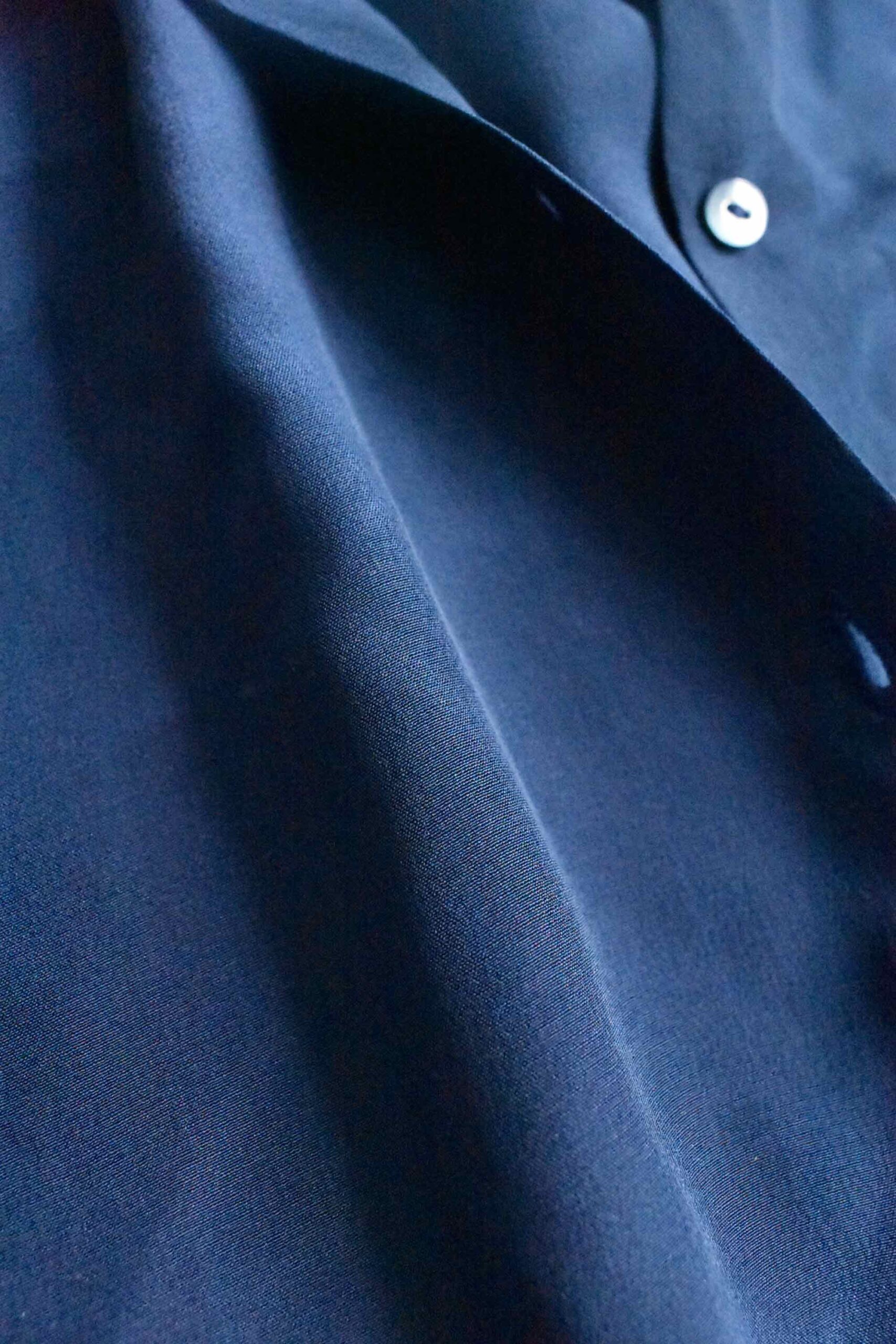 SIMPLE SHIRT IN NAVY SILK CREPE DE CHINE 4 SIMPLE SHIRT IN NAVY SILK CREPE DE CHINE - Image 4