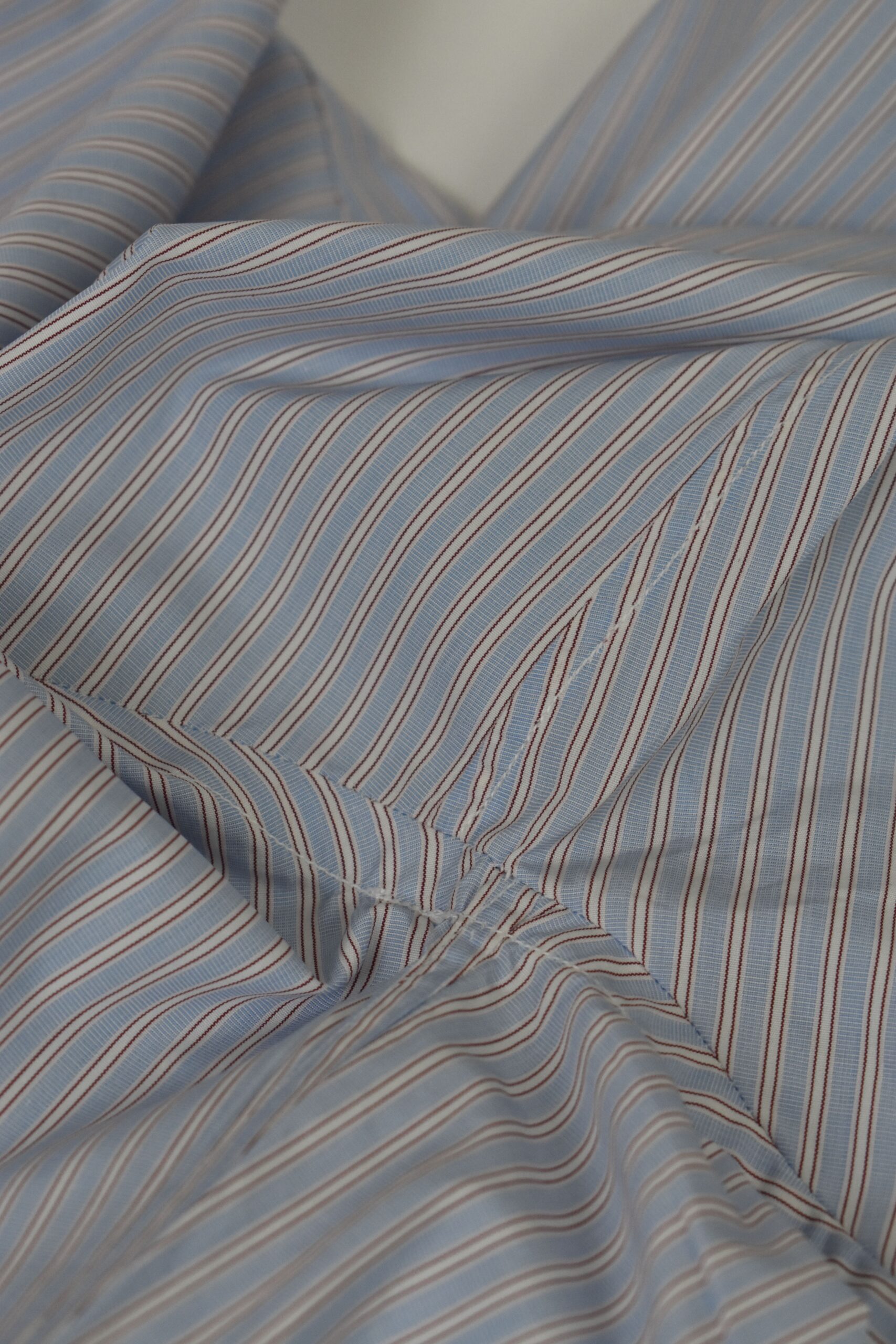 HAND-SEWN GRANDI & RUBINELLI SHIRT IN RED & WHITE ON BLUE 3 HAND-SEWN GRANDI & RUBINELLI SHIRT IN RED & WHITE ON BLUE - Image 3