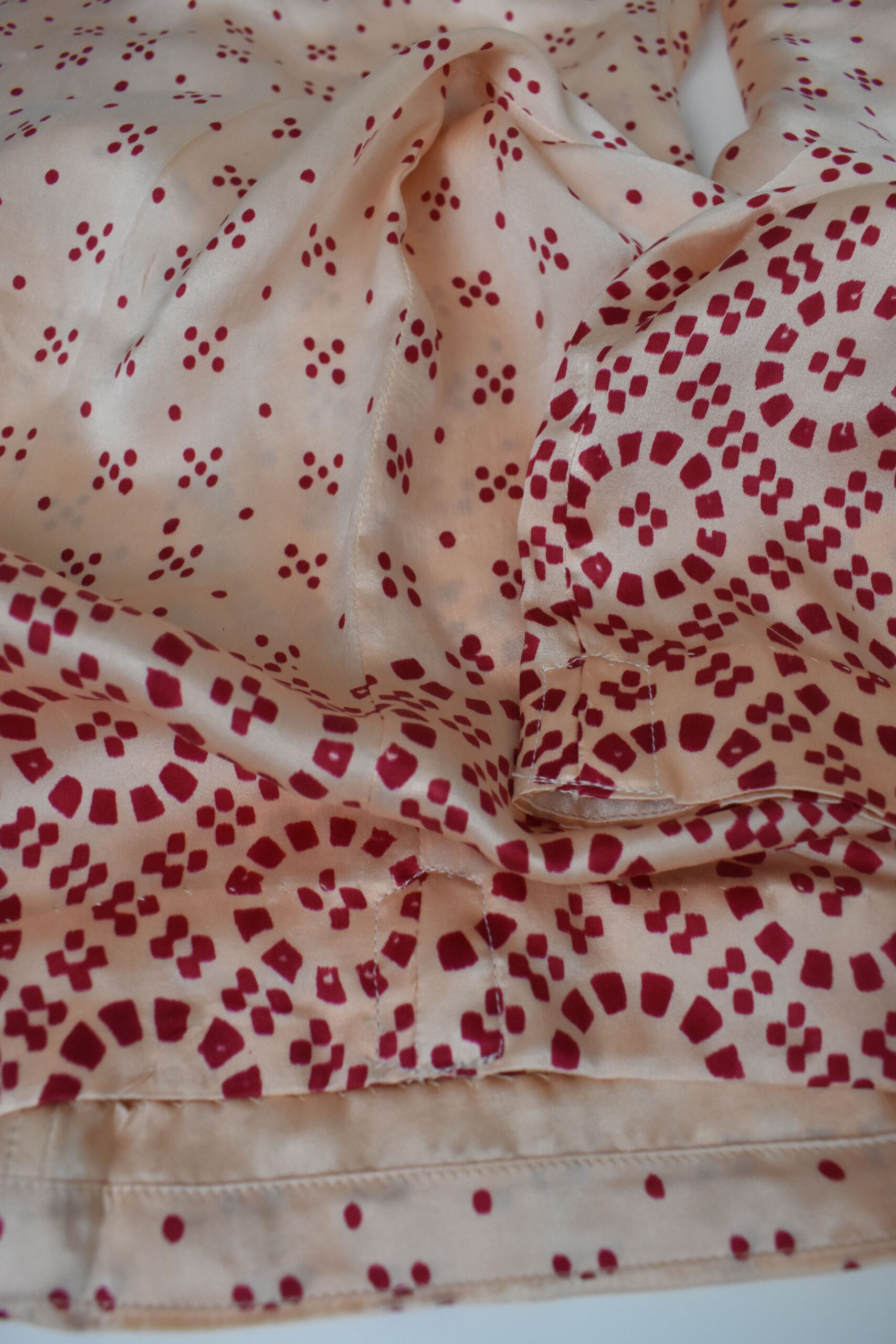HAND-PRINTED CHARMEUSE SILK FLÂNEUSE PANTS IN RED 7 HAND-PRINTED CHARMEUSE SILK FLÂNEUSE PANTS IN RED - Image 7