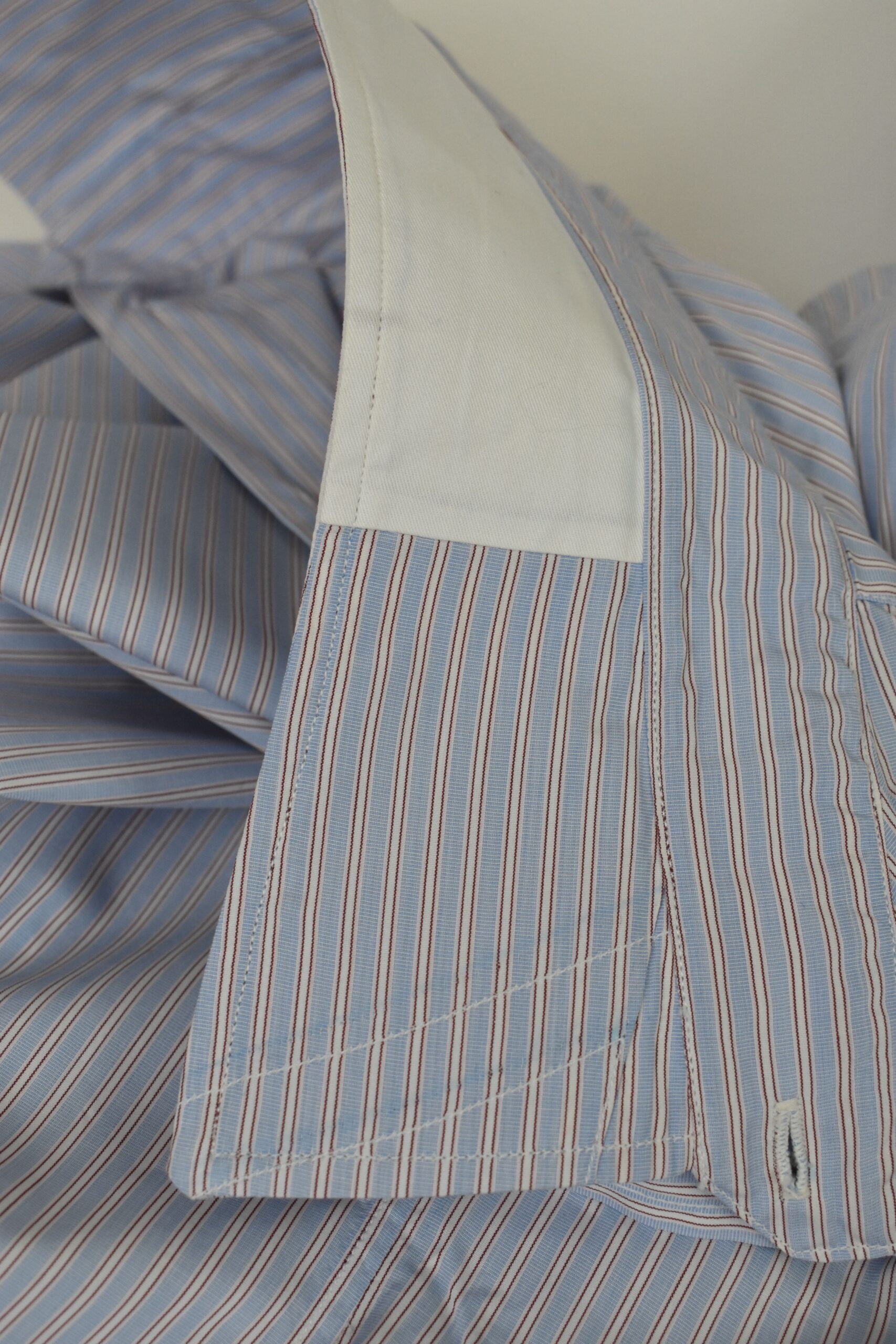 HAND-SEWN GRANDI & RUBINELLI SHIRT IN RED & WHITE ON BLUE 4 HAND-SEWN GRANDI & RUBINELLI SHIRT IN RED & WHITE ON BLUE - Image 4