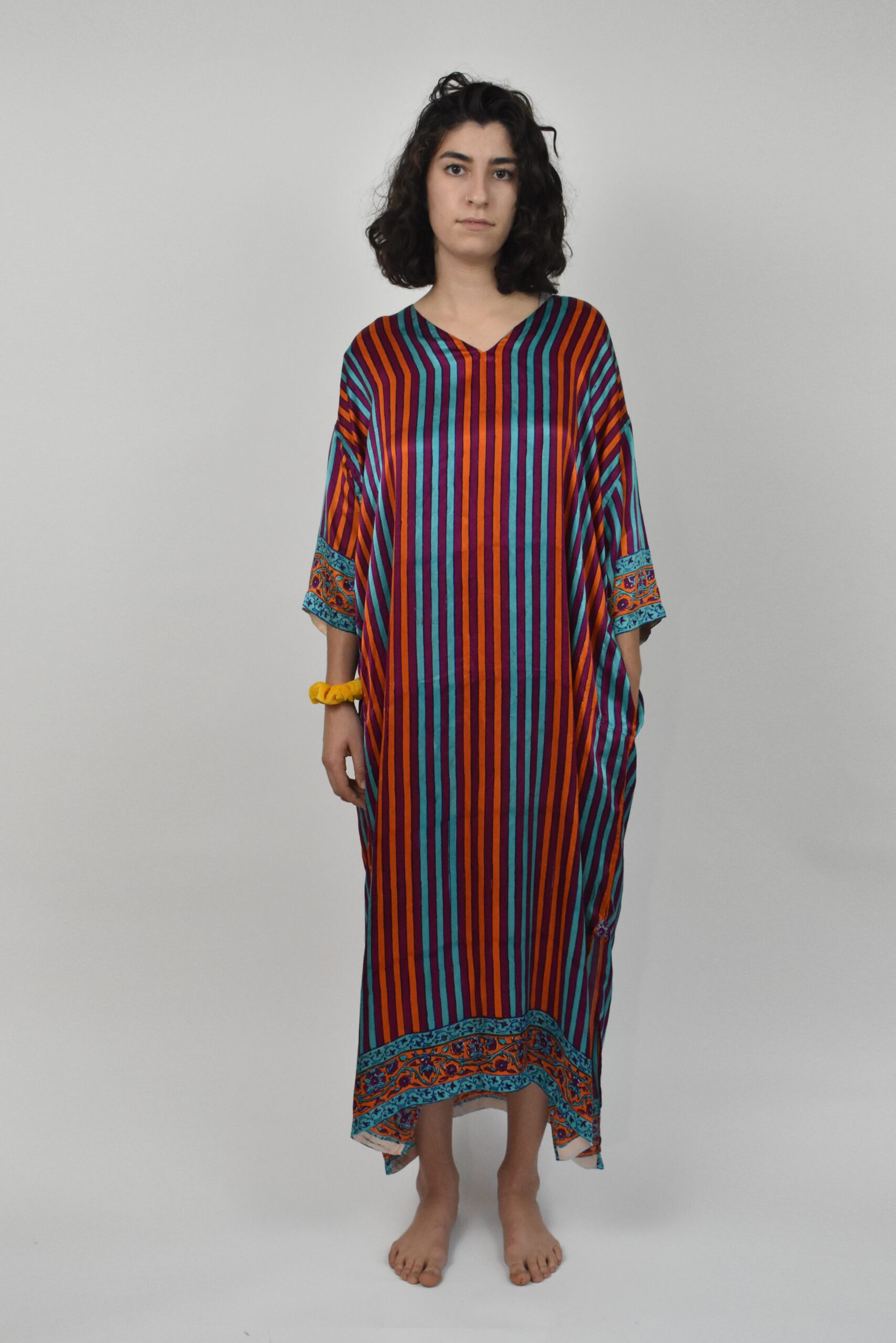 WOOD-BLOCK-PRINTED CHARMEUSE SILK KAFTAN 3 2 WOOD-BLOCK-PRINTED CHARMEUSE SILK KAFTAN 3 - Image 2
