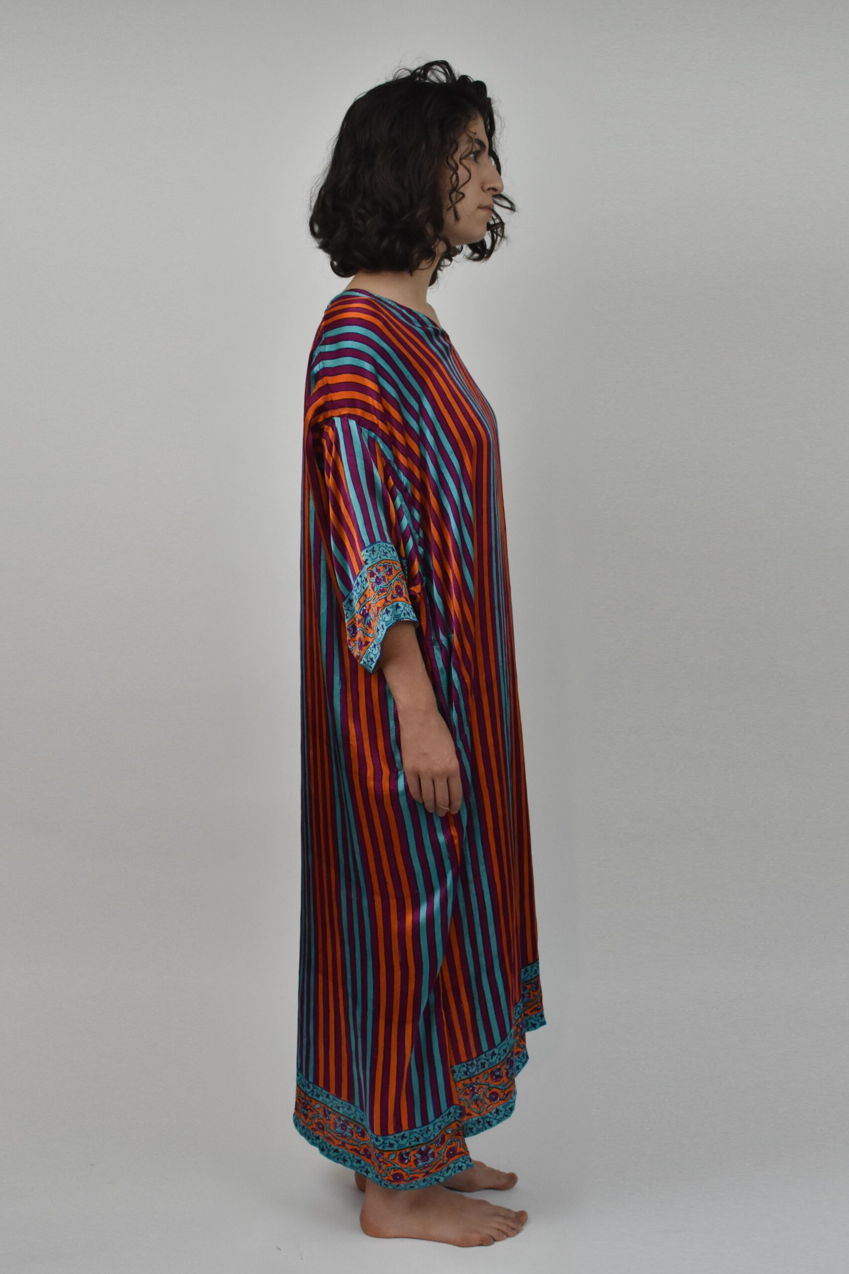 WOOD-BLOCK-PRINTED CHARMEUSE SILK KAFTAN 3 3 WOOD-BLOCK-PRINTED CHARMEUSE SILK KAFTAN 3 - Image 3