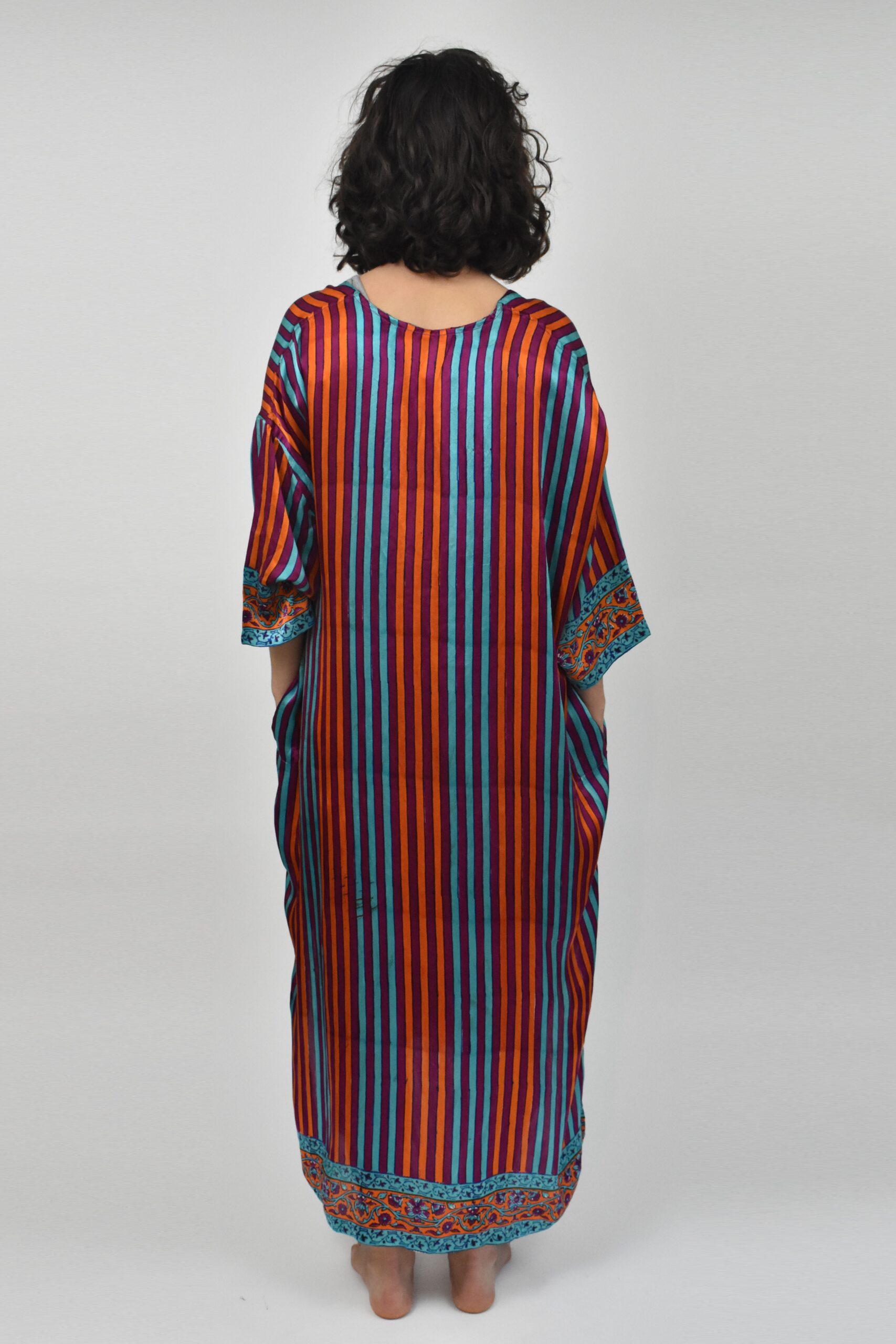 WOOD-BLOCK-PRINTED CHARMEUSE SILK KAFTAN 3 4 WOOD-BLOCK-PRINTED CHARMEUSE SILK KAFTAN 3 - Image 4