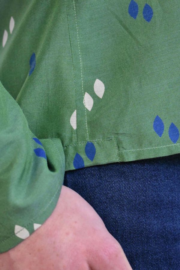 THE LIBRARIAN'S SHIRT IN GREEN SILK AND COTTON. - Image 7
