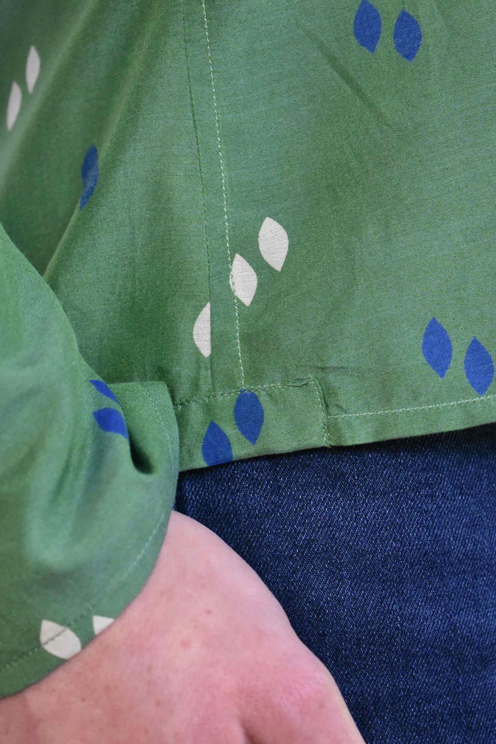 THE LIBRARIAN'S SHIRT IN GREEN SILK AND COTTON. 7 THE LIBRARIAN'S SHIRT IN GREEN SILK AND COTTON. - Image 7