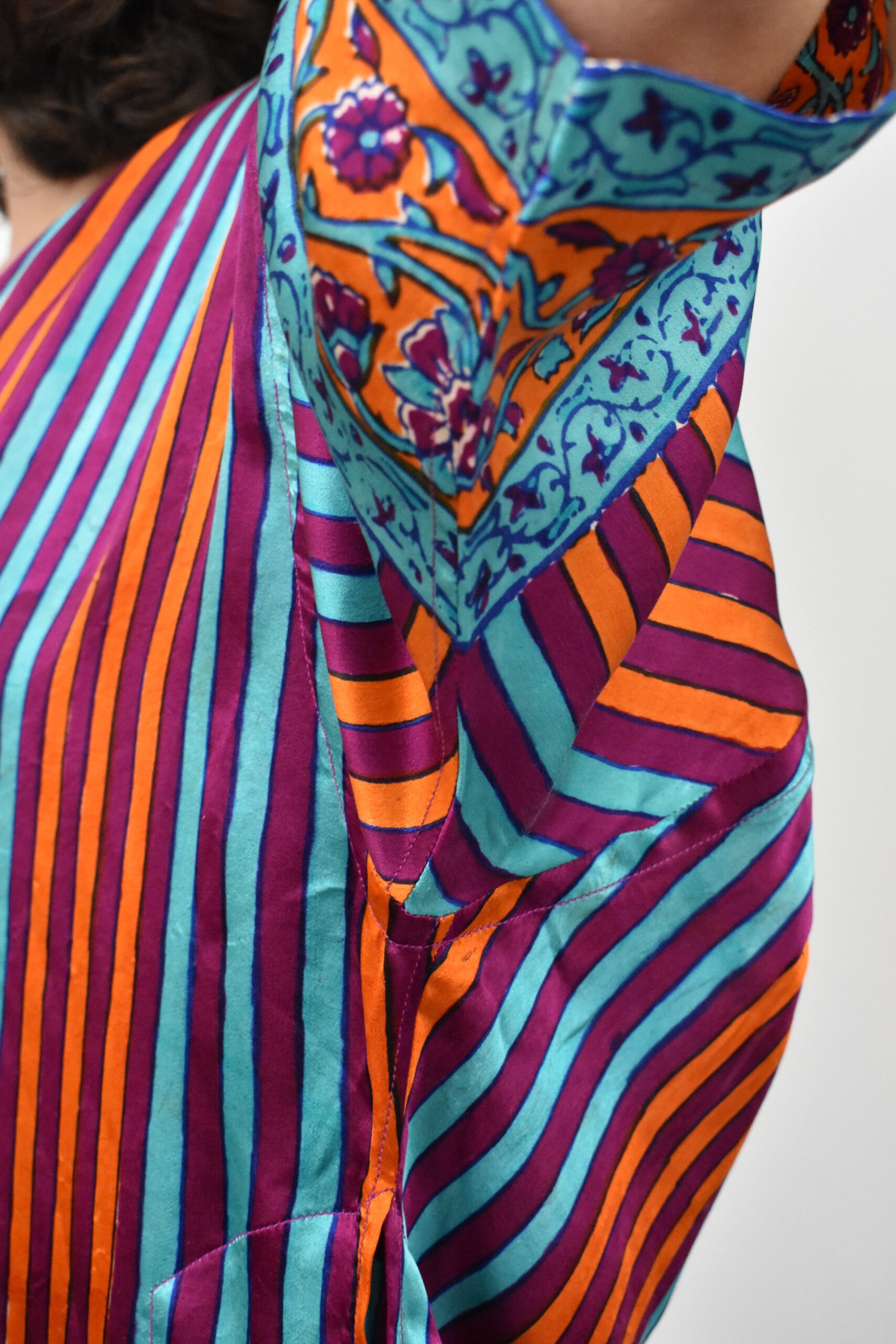 WOOD-BLOCK-PRINTED CHARMEUSE SILK KAFTAN 3 5 WOOD-BLOCK-PRINTED CHARMEUSE SILK KAFTAN 3 - Image 5