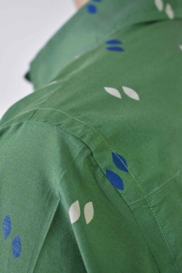 THE LIBRARIAN'S SHIRT IN GREEN SILK AND COTTON. - Image 8