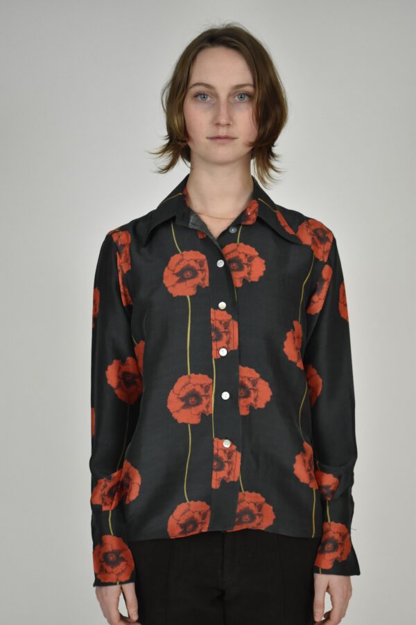 THE LIBRARIAN'S SHIRT IN RAW SILK WITH RED POPPIES 1 THE LIBRARIAN'S SHIRT IN RAW SILK WITH RED POPPIES