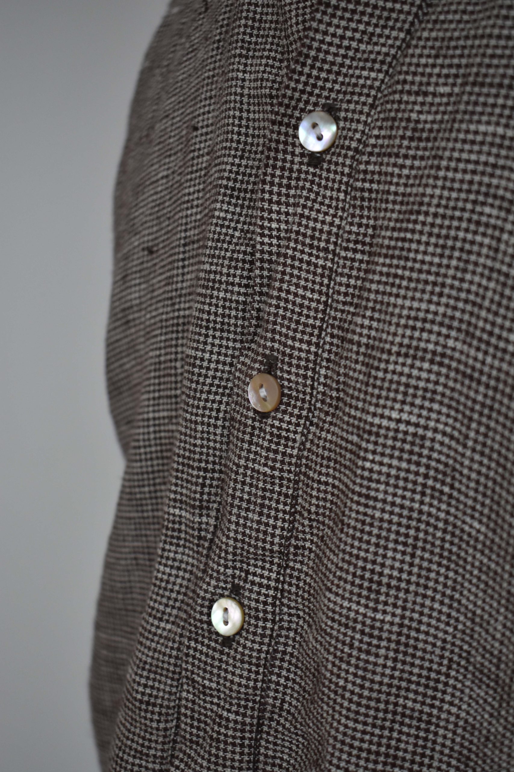 POPOVER SHIRT IN BROWN PUPPY-TOOTH LINEN 7 POPOVER SHIRT IN BROWN PUPPY-TOOTH LINEN - Image 7