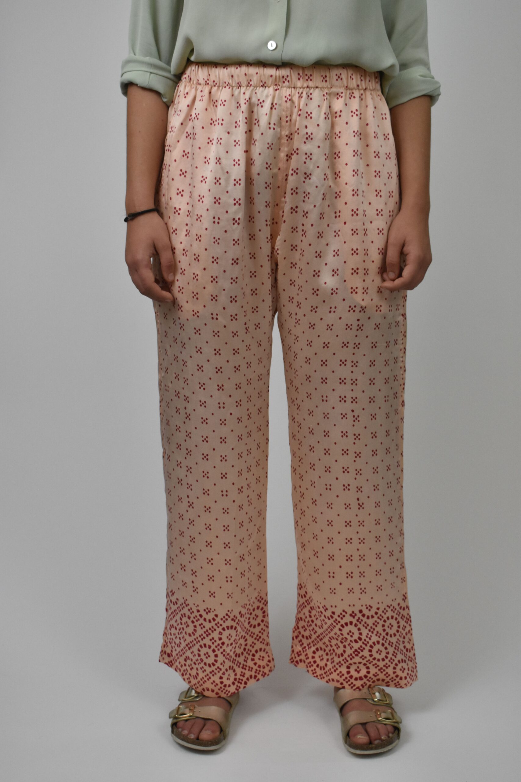 HAND-PRINTED CHARMEUSE SILK FLÂNEUSE PANTS IN RED 2 HAND-PRINTED CHARMEUSE SILK FLÂNEUSE PANTS IN RED - Image 2