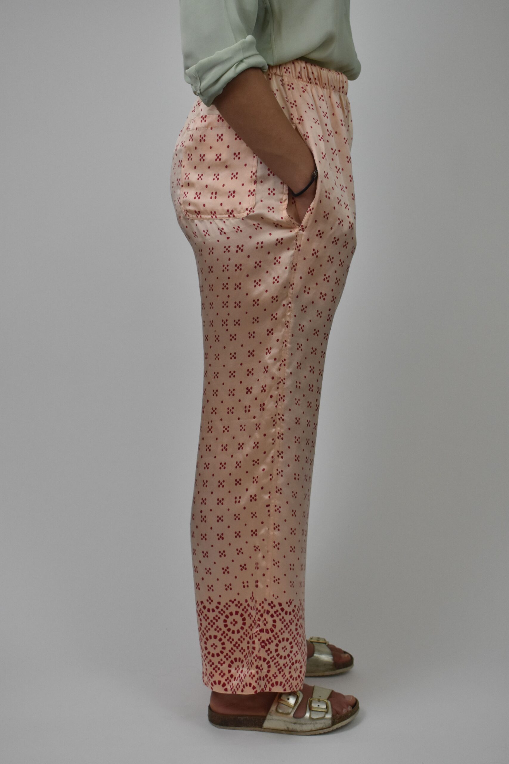 HAND-PRINTED CHARMEUSE SILK FLÂNEUSE PANTS IN RED 3 HAND-PRINTED CHARMEUSE SILK FLÂNEUSE PANTS IN RED - Image 3