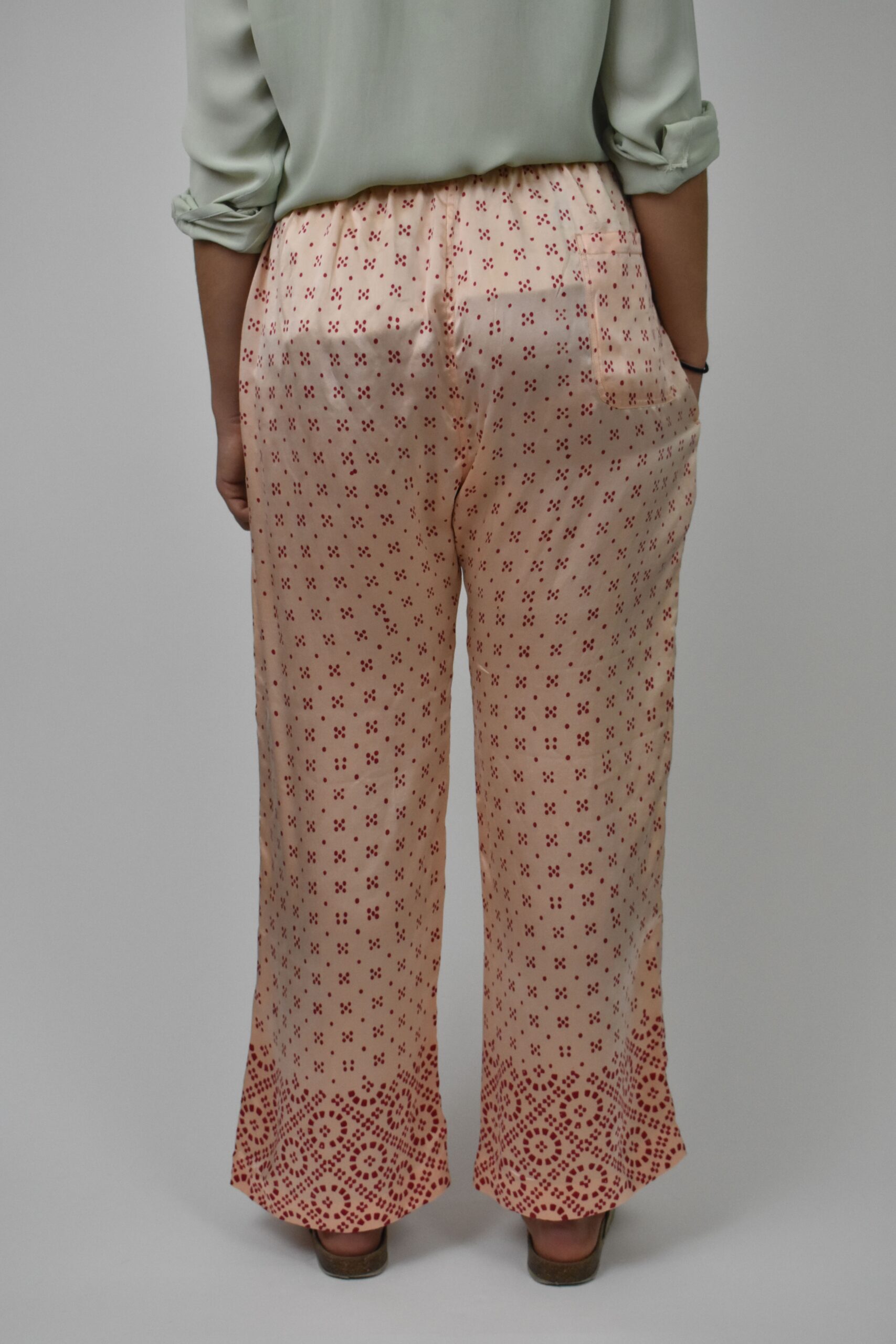 HAND-PRINTED CHARMEUSE SILK FLÂNEUSE PANTS IN RED 4 HAND-PRINTED CHARMEUSE SILK FLÂNEUSE PANTS IN RED - Image 4