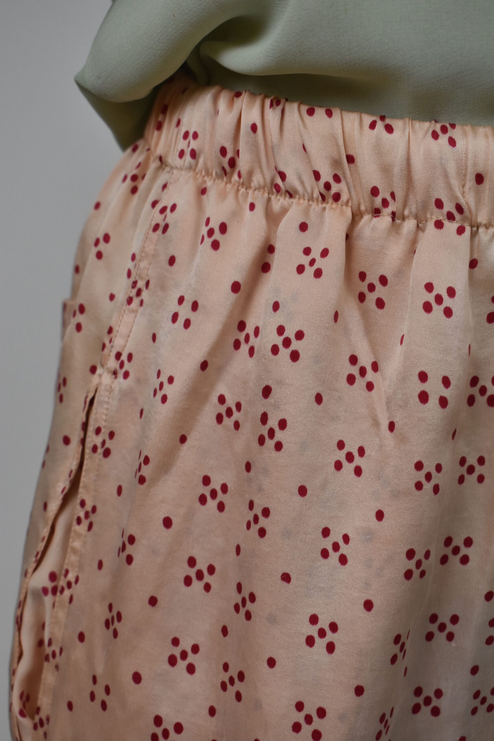 HAND-PRINTED CHARMEUSE SILK FLÂNEUSE PANTS IN RED 5 HAND-PRINTED CHARMEUSE SILK FLÂNEUSE PANTS IN RED - Image 5