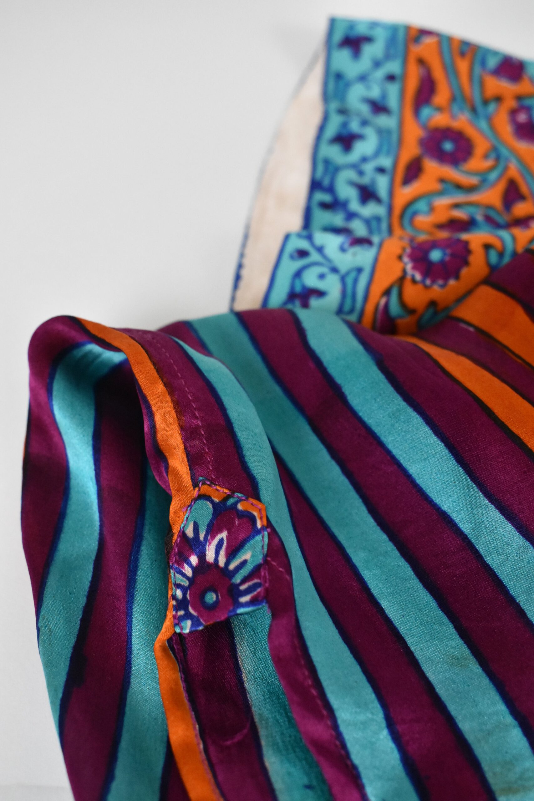 WOOD-BLOCK-PRINTED CHARMEUSE SILK KAFTAN 3 8 WOOD-BLOCK-PRINTED CHARMEUSE SILK KAFTAN 3 - Image 8