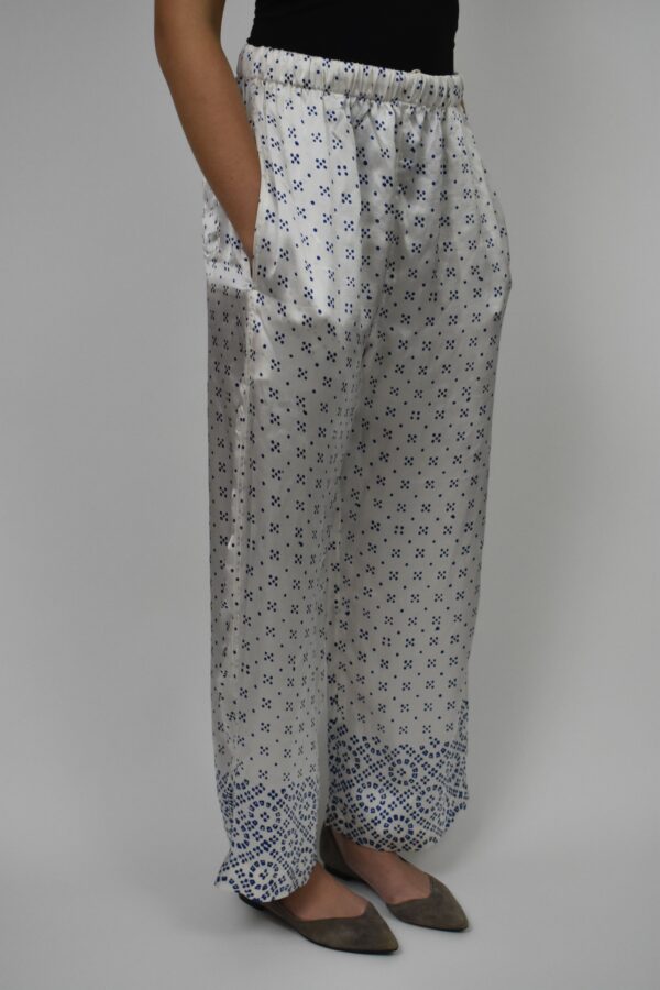 BLUE HAND-PRINTED CHARMEUSE SILK FLÂNEUSE PANTS - Image 4