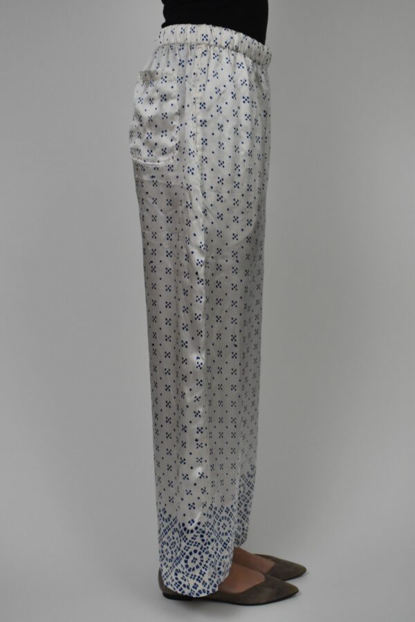 BLUE HAND-PRINTED CHARMEUSE SILK FLÂNEUSE PANTS - Image 5