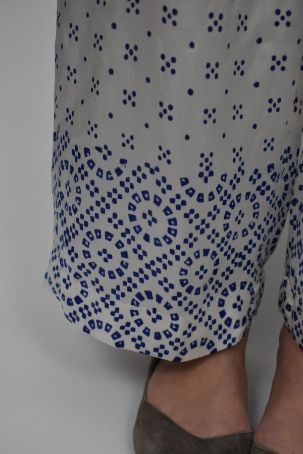 BLUE HAND-PRINTED CHARMEUSE SILK FLÂNEUSE PANTS - Image 7