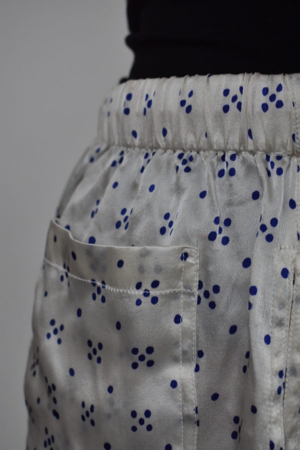 BLUE HAND-PRINTED CHARMEUSE SILK FLÂNEUSE PANTS - Image 9