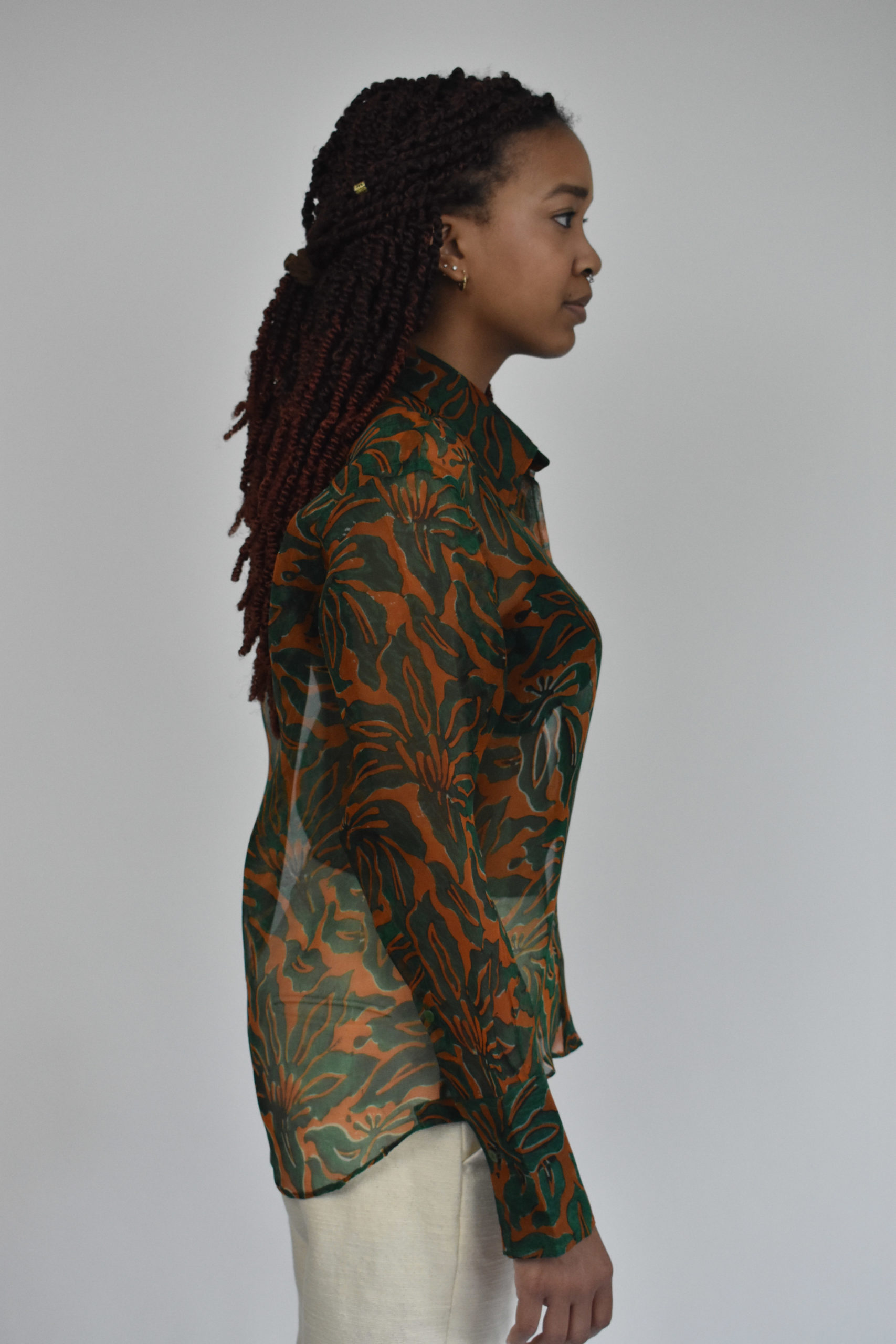 THE LIBRARIAN'S SHIRT IN SHEER LILY HAND-PRINTED SILK 2 THE LIBRARIAN'S SHIRT IN SHEER LILY HAND-PRINTED SILK - Image 2